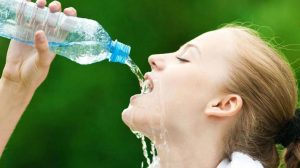 Hoax Atau Fakta? Kebanyakan Minum Air Bisa Merusak Ginjal!