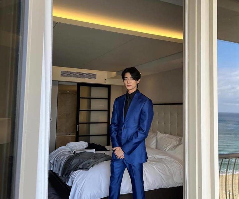 Elegan Dan Menawan, Byeon Woo Seok Pamer Aura Karismatik