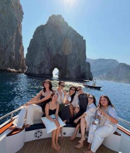 Healing Ke Italia, Enzy Storia & Teman-Teman Stylish Naik Yacht