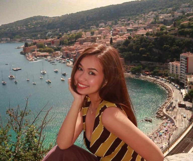 Rebecca Klopper Dan Sentuhan Elegan Liburan Di French Riviera
