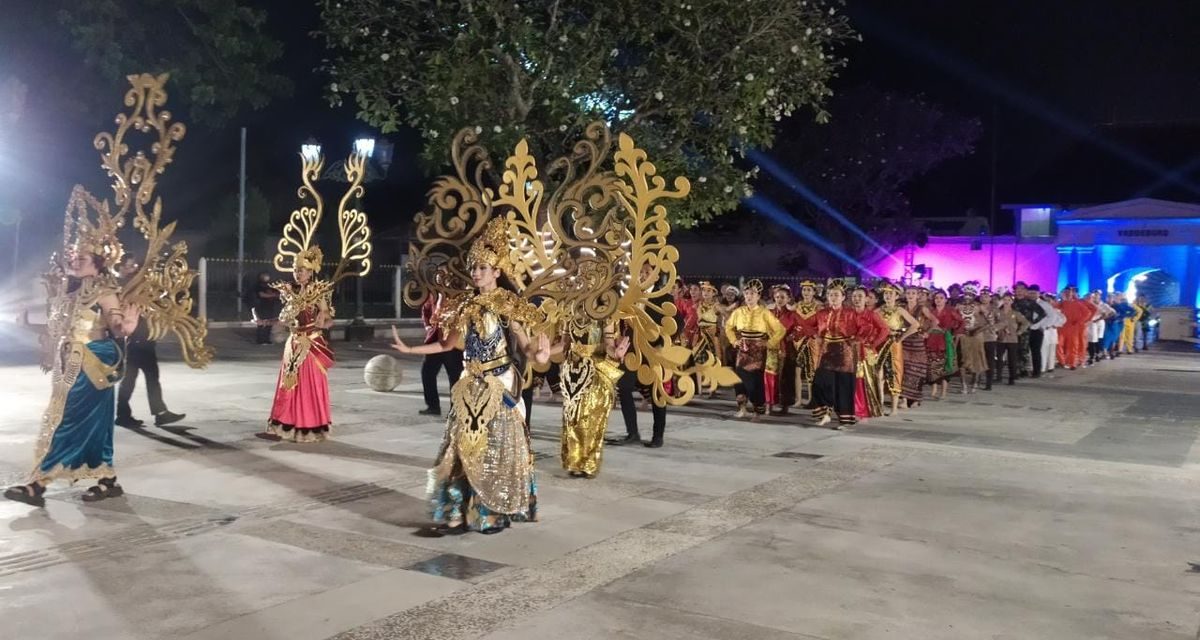 Ragam Karnaval Malam Merdeka: Bahlil Bertopi Rumbai, Bos BGN Bagi Kotak Makan
