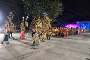 Ragam Karnaval Malam Merdeka: Bahlil Bertopi Rumbai, Bos BGN Bagi Kotak Makan