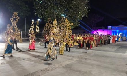 Ragam Karnaval Malam Merdeka: Bahlil Bertopi Rumbai, Bos BGN Bagi Kotak Makan