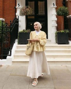 Makin Cerah! Intip Inspirasi Padu Padan Baju Warna Kuning