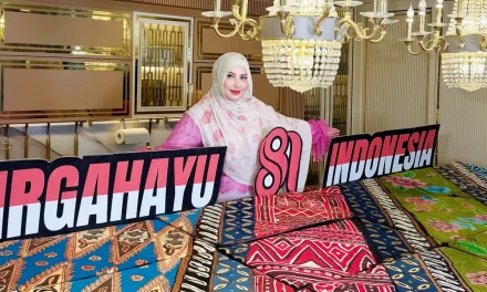 Bikin Kagum! Tasyi Athasyia Ciptakan Kue Terbesar Bermotif Batik