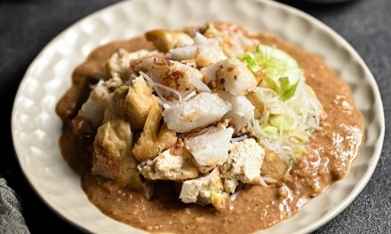 Sebuah Kuliner Tradisional Ketoprak Banyak Campuran
