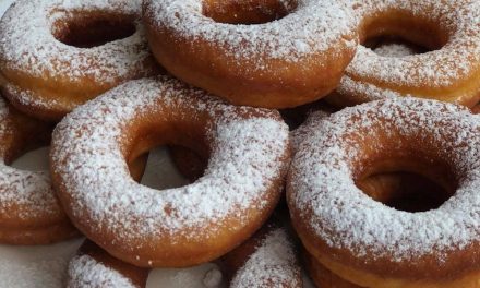 Gurih Maksimal! Donat Kampung Dengan Taburan Gula Halus