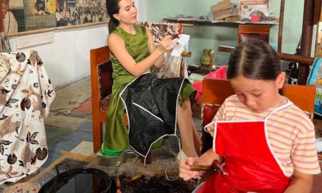 Liburan Edukasi Olivia Jensen & Anak Di Cirebon: Belajar Budaya
