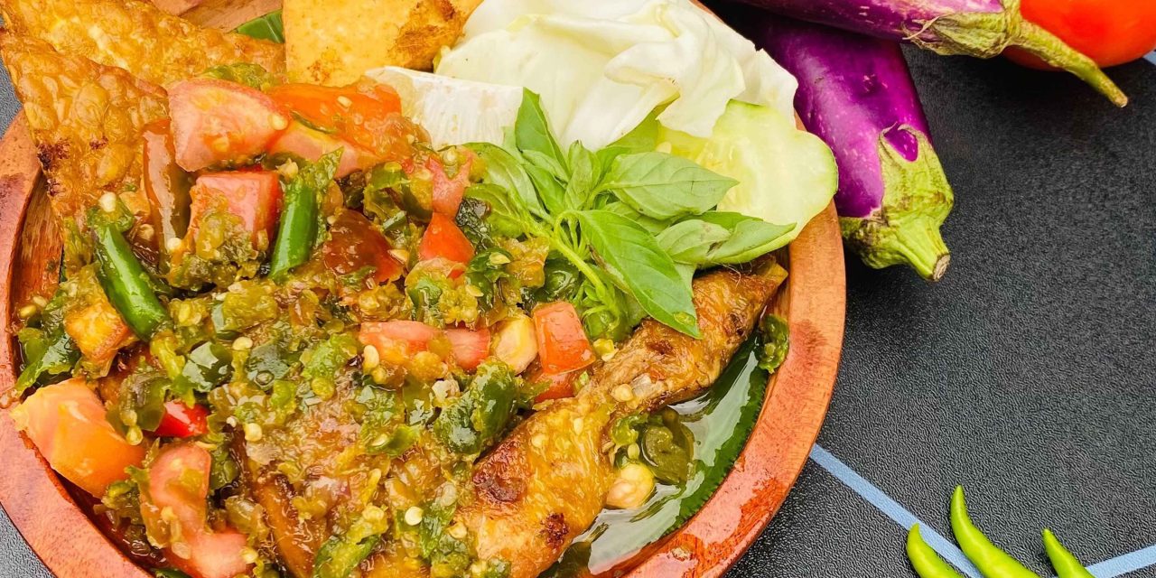 Renyah Di Luar! Ayam Pecak Berbumbu Dengan Sambal Melimpah