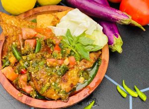 Renyah Di Luar! Ayam Pecak Berbumbu Dengan Sambal Melimpah