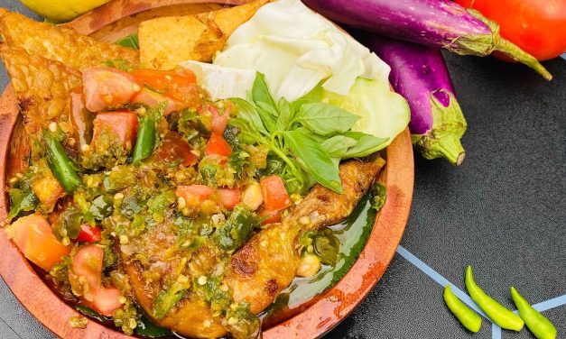 Renyah Di Luar! Ayam Pecak Berbumbu Dengan Sambal Melimpah